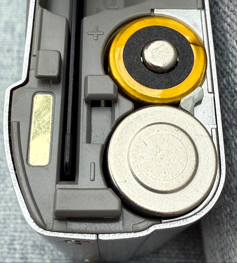 Finepix 40i battery compartment